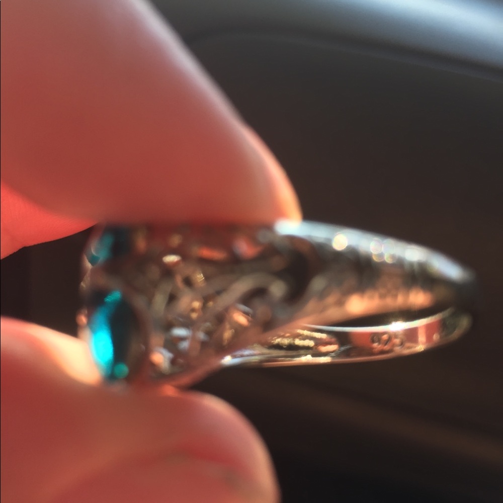 Sterling silver ring w/ Gorgeous blue stone